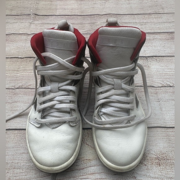 Jordan Flight Legend White Gym Red Black
AA2527-112 size 4Y - Picture 2 of 8